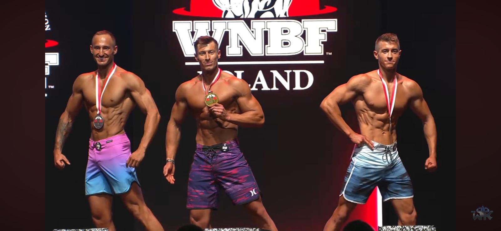 Łukasz Jaszczur na podium WNBF z medalem